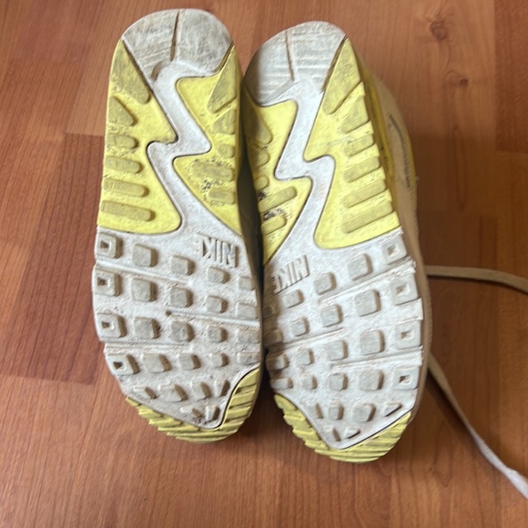 Yellow Nike air max size 6.5 women’s. - Picture 3 of 3